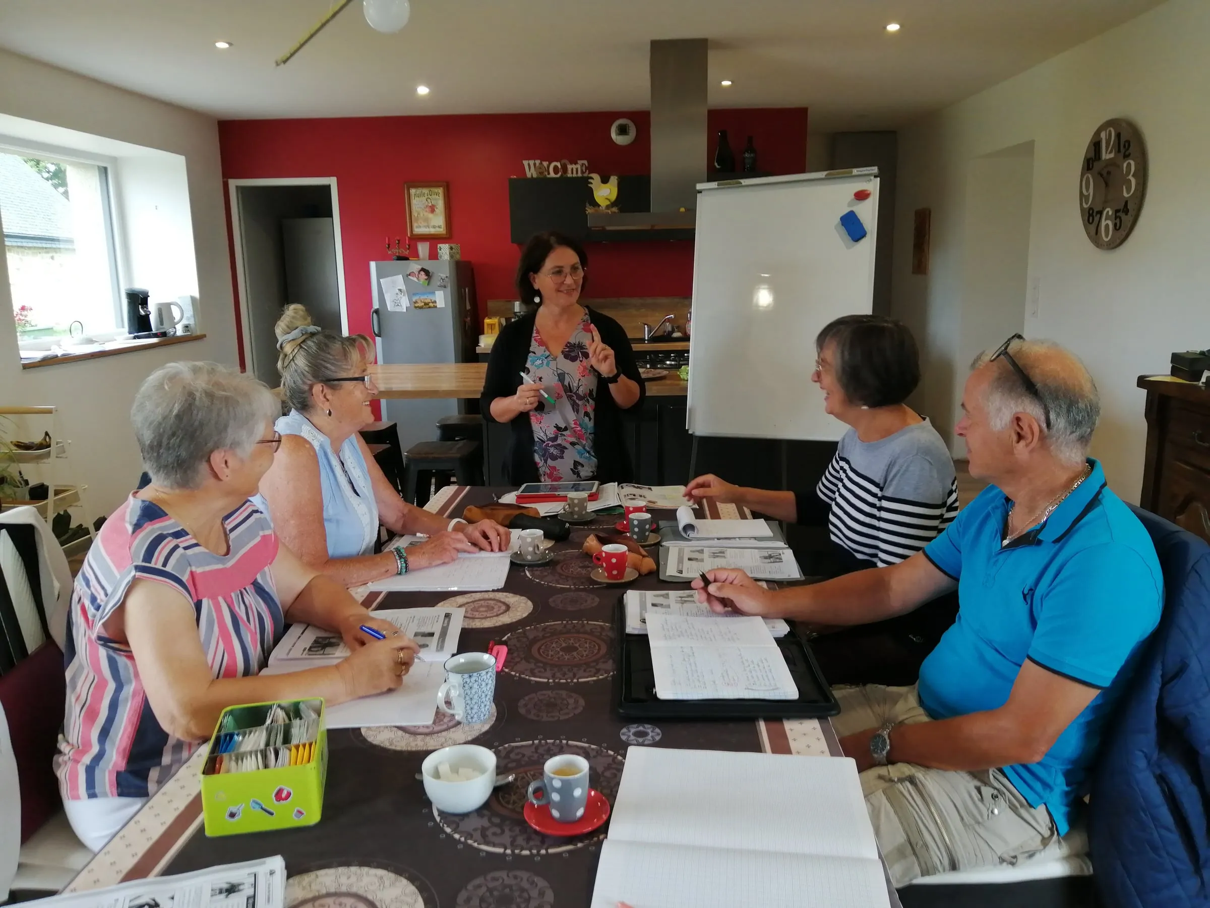 Des invités pendant un cours de français autour de la table avec Flo