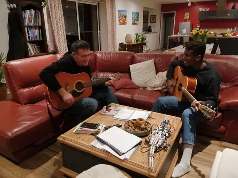 Géony à la guitare