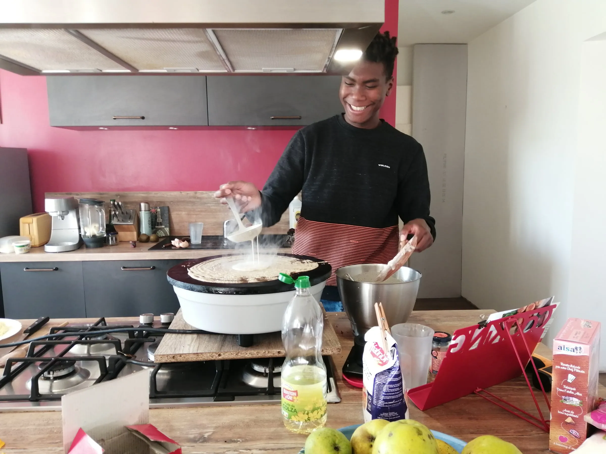 Préparation de galettes dans la cuisine du gîte