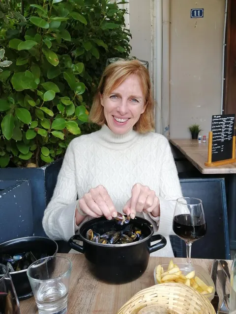 Carrie savoure des moules-frites