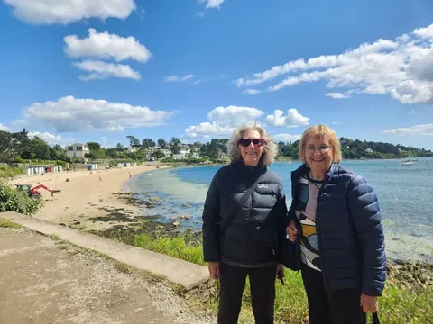 Deux invitées au bord de la mer