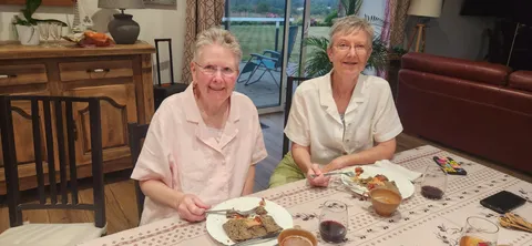 Zoé et Stéphanie savourent des galettes