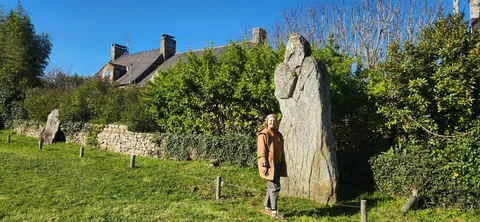 À côté d'un menhir