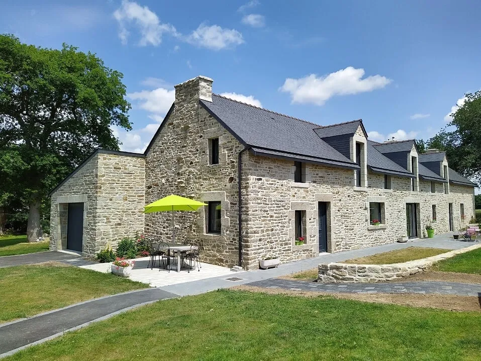 La longère en pierre rénovée, avec le gîte et sa terrasse