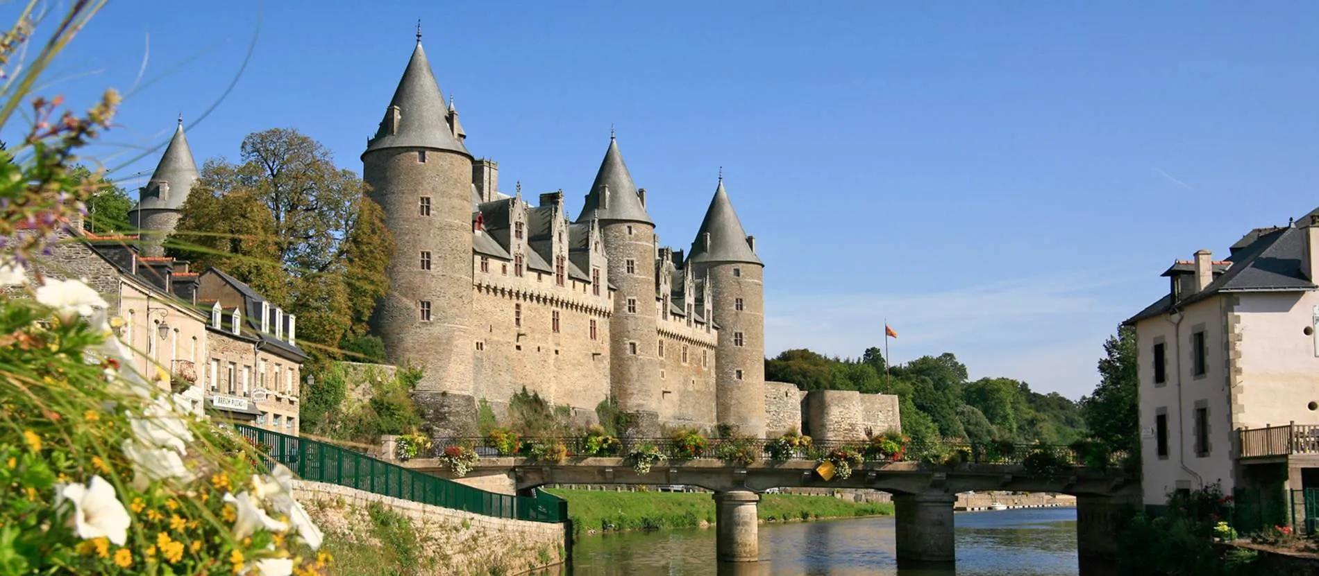Le château de Josselin au-dessus du canal