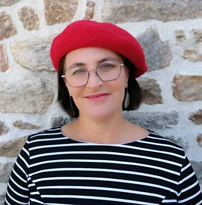 Florence, votre hôte, avec son béret rouge